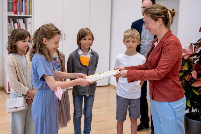 Die Kids wünschen sich eine Rutsche im Scheupark. Eine entsprechende Unterschriftenliste haben sie an Bezirksvorsteherin Janković übergeben.