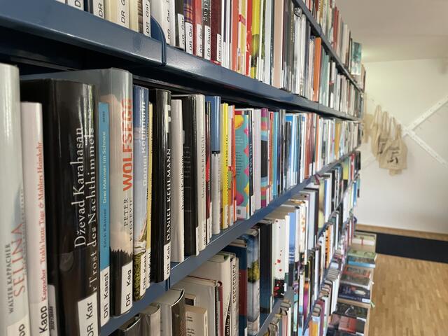 Die öffentliche Bibliothek der Pfarre Aigen in Salzburg bietet neben den Büchern und Medien vor Ort auch einen onlinen-Katalog an.