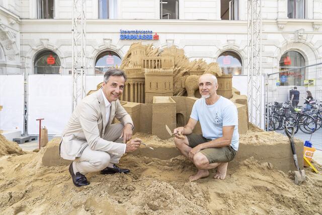 Bürgermeister Siegfried Nagl mit Sandkünstler Leonardo Ugolini: Auch heuer wird er wieder auf dem Rathausplatz bauen, nur ob es Burgen sein werden, steht noch nicht fest,