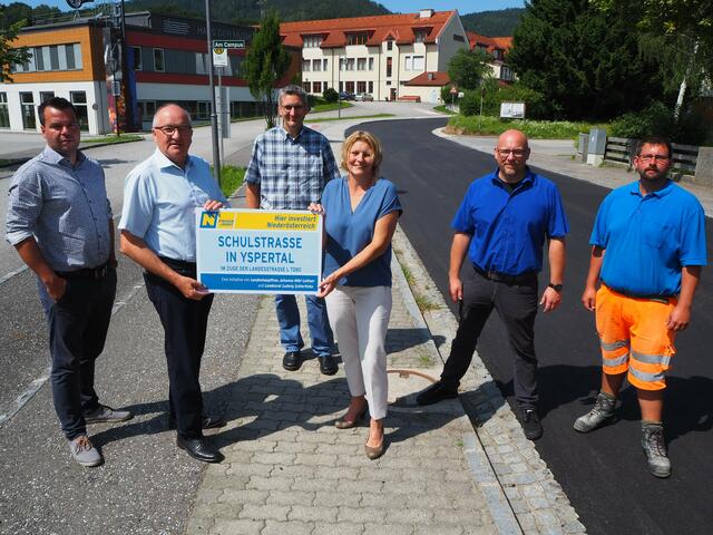 Gerald Wagesreiter (Leiter-Stv. der Straßenmeisterei Persenbeug), LAbg. Karl Moser, Ing. Walter Schierhuber (Straßenbauabteilung Krems), Veronika Schroll (Bgm. von Yspertal), Roman Schinnerl (Leiter der Straßenmeisterei Persenbeug), Florian Huber (Straßenmeisterei Persenbeug) | Foto: NÖ Landesregierung