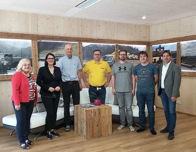 Die Unternehmerfamilie Nothegger mit Bgm. Brigitte Lackner, MEP Barbara Thaler und
WB-Bezirksobmann Peter Seiwald. | Foto: WB Kitzbühel