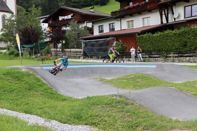 Die Jugendlichen trainieren ihre Bike-Fähigkeiten auf dem  Pumptrack.