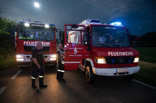 Die umliegenden Feuerwehren Rohrbach und St.Florian beim Einsatz in Ansfelden.