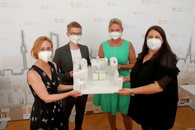 Bezirksvorsteherin Lea Halbwidl, Wiener Wohnen Baumanager Thomas Schuster, Wiener Wohnen Vizedirektorin Michaela Bankel und Vizebürgermeisterin Kathrin Gaál mit dem Modell vom Neubau Preßgasse 2.