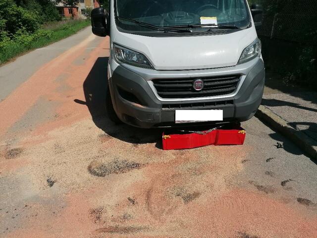 Ein Kleintransporter verlor Öl, die Feuerwehr Diemlach musste ausrücken.