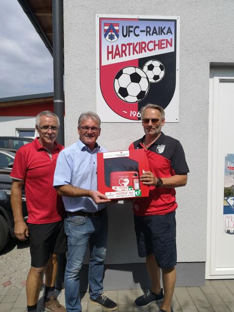 Übergabe des neuen Defibrillators am Sportplatz Hartkirchen. | Foto: Dunzinger/Gemeinde