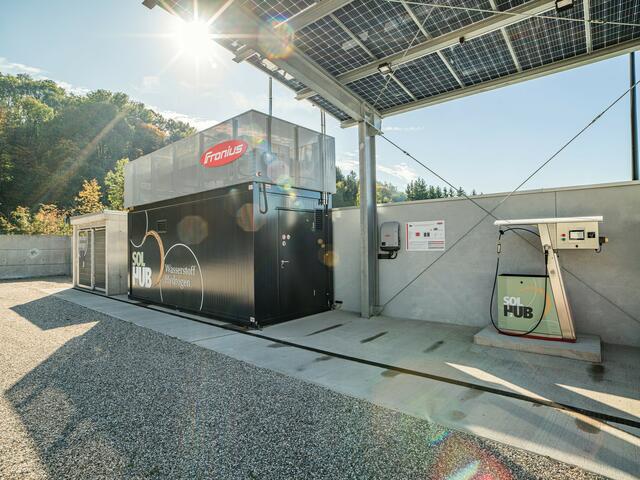 Der Energy Globe Award OÖ in der Kategorie Feuer und der Gesamtsieg gehen an die Fronius International GmbH für das Projekt „Fronius Solhub“. | Foto: Energy Globe Foundation (EGF)