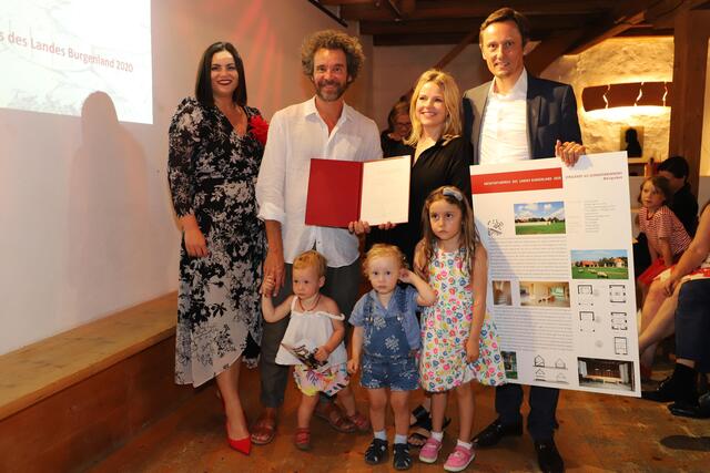 Landeshauptmann-Stellvertreterin Mag.a Astrid Eisenkopf überreichte Juri Troy (juri troy architects) im Beisein der Bauherrenfamilie Schneider den Architekturpreis für den Streckhof mit Schnapsbrennerei in Weingraben. | Foto: LMS