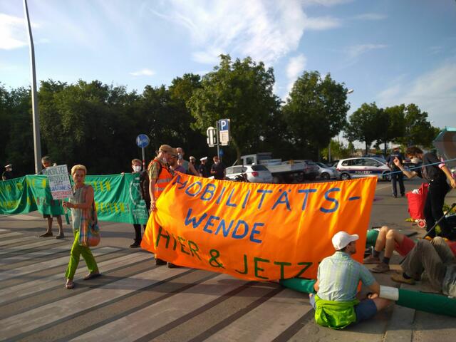 Seit 7.15 Uhr versammeln sich Aktivisten bei der Hausfeldstraße um gegen das Bauprojekt "Stadtstraße" zu demonstrieren.
