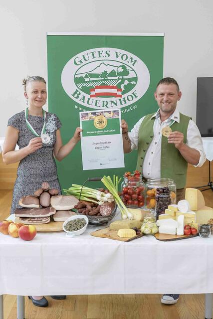1 Mal Gold, 1 Mal prämiert: Gudrun Rath und Andreas Gradwohl aus Walkersdorf mit ihren Ziegenkäseprodukten. | Foto: LK/Fischer