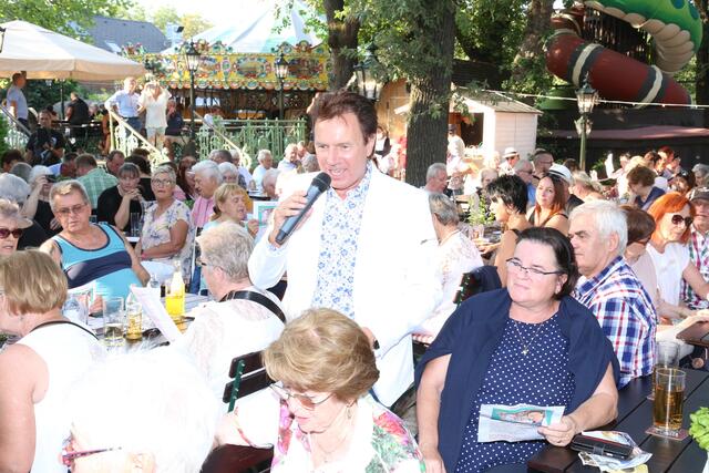 Schlagerstar Kurt Elsasser sorgte für gute Stimmung im Hutschnbräu im Böhmischen Prater.