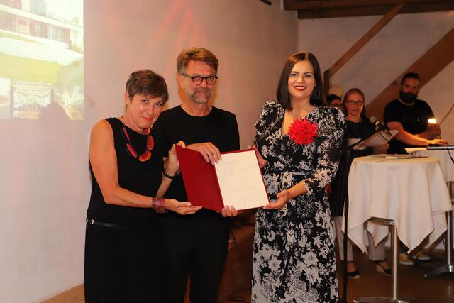 Herbert Halbritter und Heidemarie Hillerbrand (Architekten Halbritter und Hillerbrand) erhielten von Landeshauptmann-Stellvertreterin Mag.a Astrid Eisenkopf den Anerkennungspreis für das Gemeindezentrum Raiding. | Foto: LMS