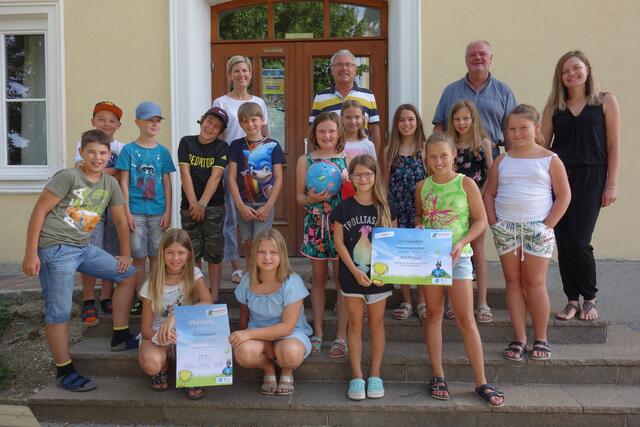 Die Volkschule Lödersdorf nahm am Projekt "50/50 – Energiesparen an steirischen Schulen" teil und holten ihre Belohnung ab.