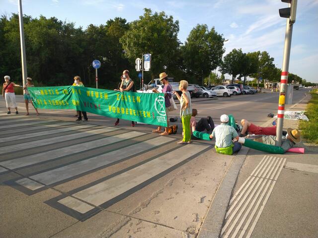 Seit 7.15 Uhr versammeln sich Aktivisten bei der Hausfeldstraße um gegen das Bauprojekt "Stadtstraße" zu demonstrieren.  | Foto: Privat