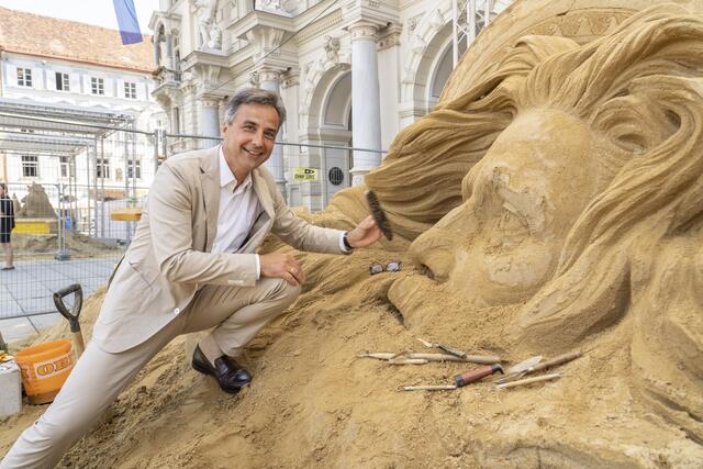 Die Sandskulpturen sind zurück! Ab 8. August können die fertigen Werke am Hauptplatz bewundert werden.