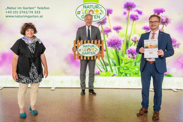 Landesrat Martin Eichtinger gratuliert Bgm. Erich Stubenvoll (rechts) und StR Martina Pürkl zum Bezirkssieg für den größten absoluten Zuwachs an „Natur im Garten“ Plaketten.
  | Foto: „Natur im Garten“ / J. Ehn