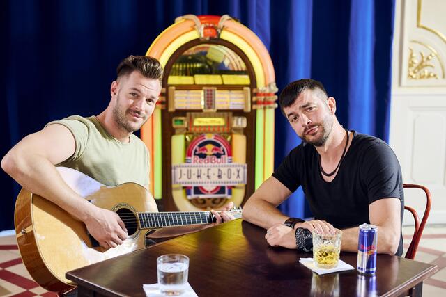 Und die beiden Musiker Pizzera & Jaus müssen tun, wie die Fans es befehlen.