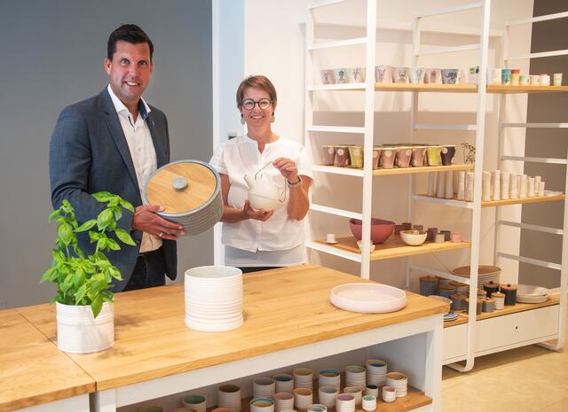 Bürgermeister Stefan Krapf und Eva Fürtbauer, federführend bei der Verwirklichung des „Keramikladens“, vor den ersten fertigen Regalen.