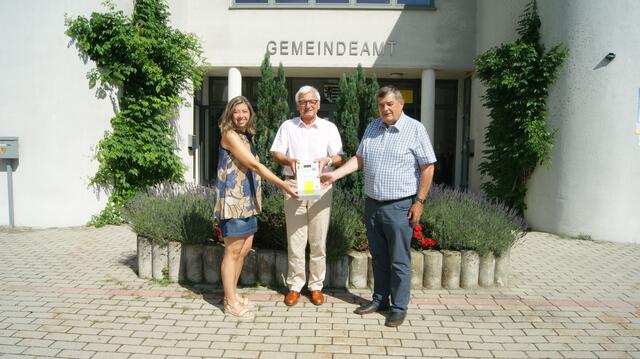 (v.l.n.r.): Bürgermeisterin Daniela Engelhart, Herbert Bugl, Leiter des Netz NÖ Service Centers St. Pölten, Vizebürgermeiser Franz Hirschböck