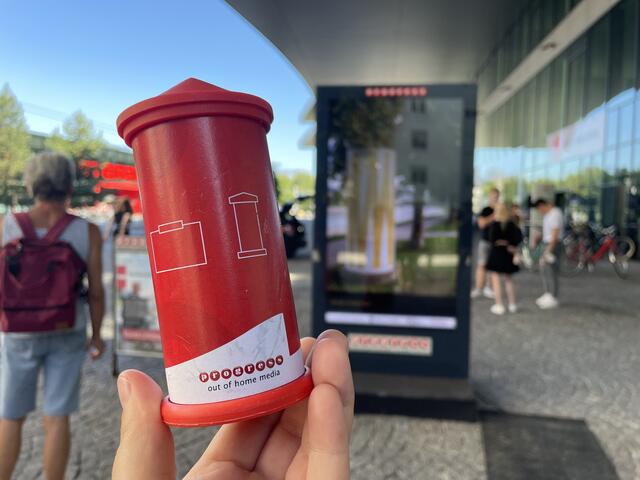 Neben der klassischen Werbung auf Litfaßsäulen setzt Progress Werbung auch auf die neuen "digital City Lights."