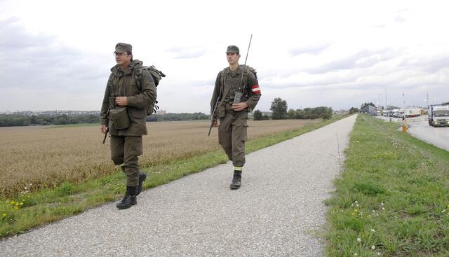 Polizei und Bundesheer kontrollieren die Staatsgrenze.