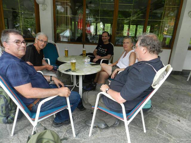 Erschöpft, aber glücklich genoss die sportliche Gruppe nach 28,6 Kilometern ein erfrischendes Getränk. | Foto: privat