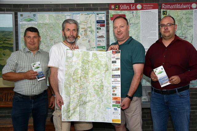 Josef Lumetsberger, Johann Buchberger, Karl Holzweber, Daniel Buchberger präsentierten die neue Pabneukirchner Wanderkarte.