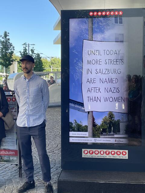Stefan Wirnsperger mit einem Ausschnitt seiner Arbeit "Your interference would just mess things up", mit der er auf die NS-belasteten Straßennamen in Salzburg aufmerksam macht.