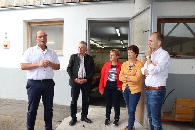 Hans Pittl bei der Führung der Kammerspitze durch seinen landwirtschaftlichen Betrieb.