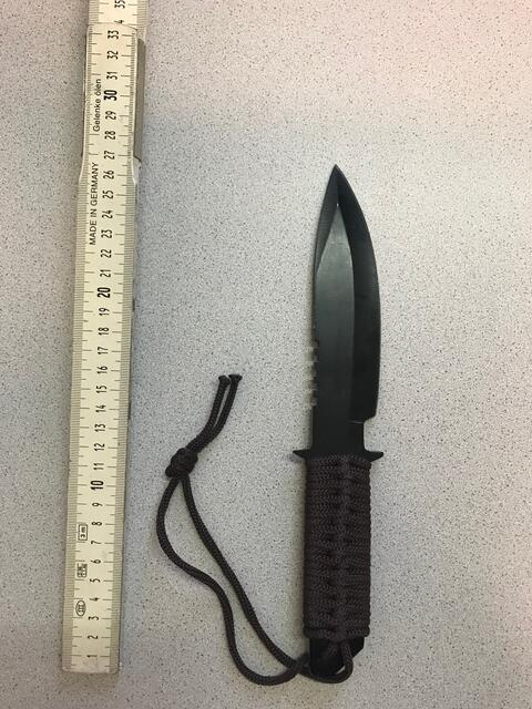 Mit diesem Messer bedrohte ein 15-Jähriger eine Angestellte in einem Lebensmittelgeschäft in Niederhollabrunn.