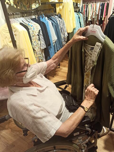 Auf die Wahl ihres Outfits legt die rüstige Seniorin großen Wert.