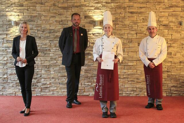 Irene Kitzler (Assistenz der Geschäftsführung), Restaurantleiter Wolfgang Kiesenebner, Barbara Hammerl und Küchenchef Franz Grünstäudl (v.l.) | Foto: Lebens.Resort Ottenschlag