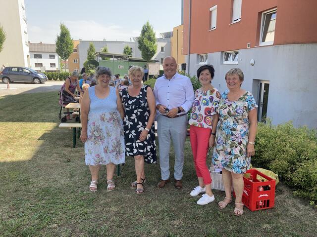 Gut gelaunt beim Seniorencafé: Bürgermeister 2. LT-Präs. Georg Rosner bedankte sich bei den Organisatorinnen des Sommerfestes, Trude Schneider, Elfriede Pomper, Inge Steindl und Helene Schmidt  | Foto: Stadtgemeinde Oberwart