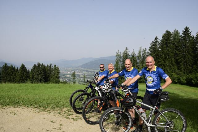 Begutachten den neuen Streckenabschnitt: Martin Salchenegger, Christian Sander, Wolfgang Leopold und Robert Holzer. | Foto: Denise Ganster