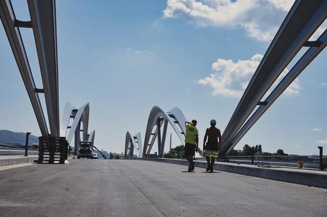 Die Neue Eisenbahnbrücke erhält bis zur Eröffnung noch den letzten Feinschliff.