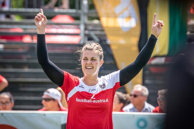 Angreiferin Teresa Spadinger freut sich mit dem Frauen-Nationalteam über den Semifinaleinzug.