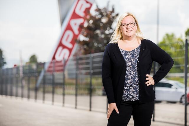 Die Friesacherin Sabrina Thaler absolvierte auch den Spar-Meister: Dies ist der höchste Ausbildungsabschluss im Konzern und richtet sich an Nachwuchsführungskräfte in den Spar-Märkten sowie in den Spar-Zentralen.