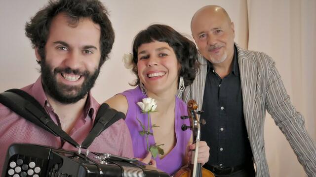 Ivan Trénev mit Akkordeon, Sängerin Yanet Infanzon und Hamlet Fiorilli am Klavier.