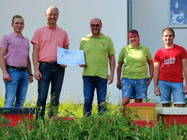 FPÖ-Ortsparteiobmann Robert Roither (2.v.l.) überreichte den Spendenscheck an den Obmann des Imkervereins Manfred Häupl (3.v.l.).  | Foto: FPÖ Wendling