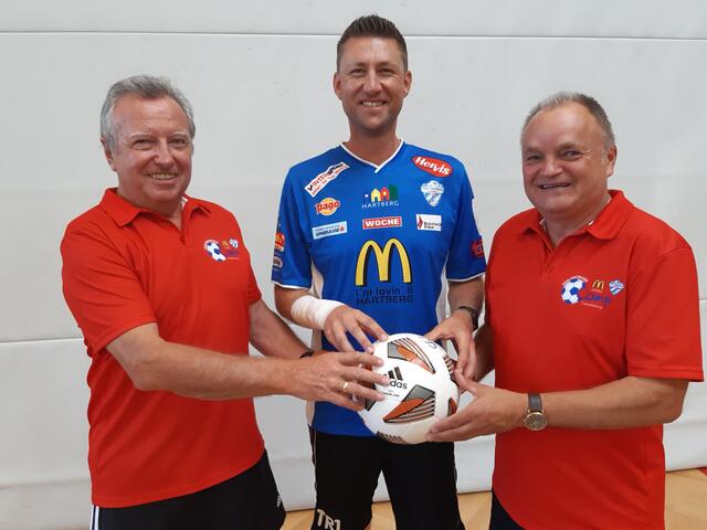 Cheftrainer Christian Waldl (Mitte) darf sich mit den beiden Organisatoren Franz Handler und Anton Winkler (li) über den perfekten Verlauf des Camps freuen.