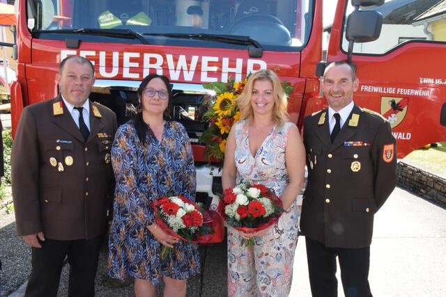 Die Fahrzeugpatinnen Romana Sigl und Petra Brandstätter mit FF-Kommandant Johannes Kloimüller und Stellv. Gerhard Sigl | Foto: Gemeinde St. Oswald