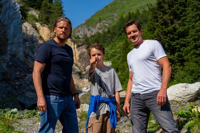 Sebastian Ströbel, Jacob Speidel und Markus Brandl stehen in Osttirol vor der Kamera.