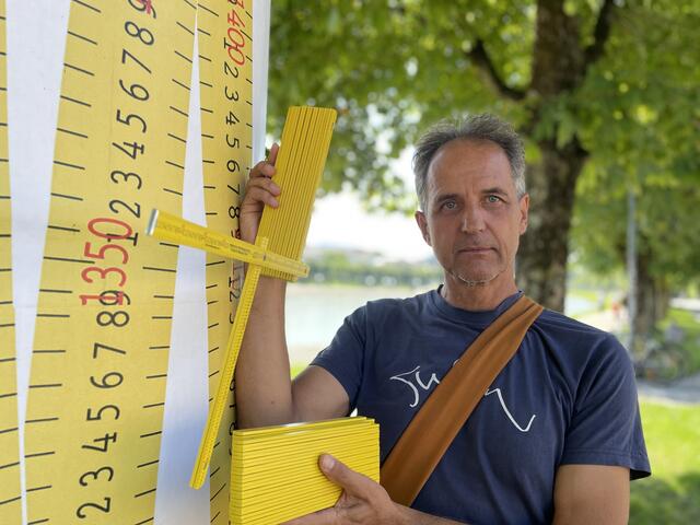 Der Künstler Christian Ecker vermaß mit dem gelben Meterstab seine eigene Lebenszeit. Seine künstlerisch gestaltete Litfaßsäule findet man auch in Hallein.