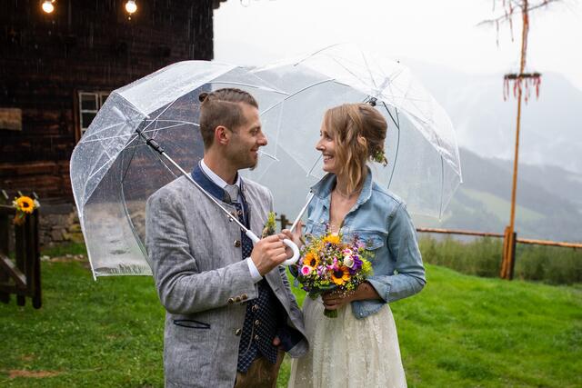 Selbst Regen trübte die Stimmung der Hochzeitsfeier von Julia und Manfred Müller nicht.  | Foto: Fotoliesl/Elisabeth Wolkenstein