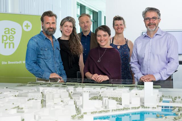 Das neue Team in der Aspern Seestadt: Architekt Friedrich Passler (AllesWirdGut), Ute Schneider (KCAP, Professorin für Städtbau TU Wien), Städteplaner Andreas Kleboth (Kleboth und Dollnig), Verhaltensbiologin Elisabeth Oberzaucher, Landschaftsarchitektin Marie-Theres Okresek (bauchplan) und Wolfgang Kessling (Transsolar Energietechnik, v.l.).