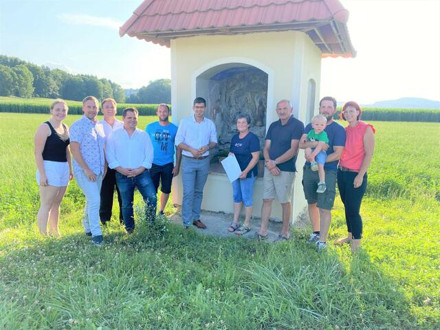 Regionalentwicklungsreferent Martin Gruber und Landtagsabgeordneter Hannes Mak mit der Familie Besser bei der Überreichung der Förderzusage für die Marterl-Renovierung.