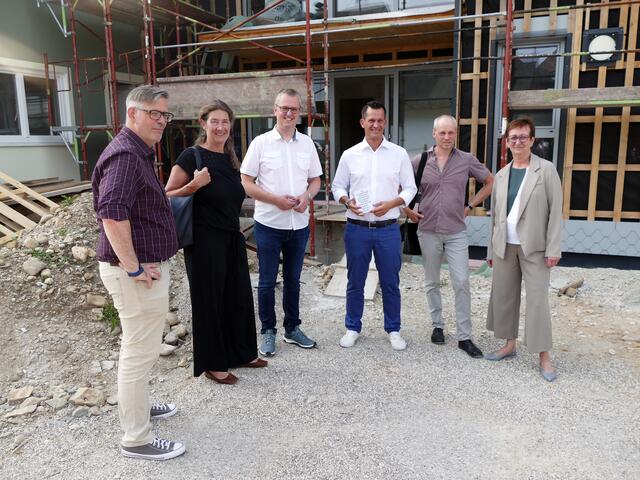In der Gmundner Straße in Vöcklabruck entsteht derzeit eine neuer Standort der Wohnungslosenhilfe Mosaik. Kürzlich besuchte Gesundheitsminister Wolfgang Mückstein die Baustelle.  | Foto: Mosaik