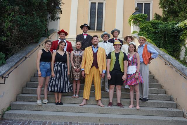 "Toi - toi - toi": Das Ensemble der Theatergruppe Ilz mit Spielleiter Johann Prenner vor der Premierenvorstellung. | Foto: WOCHE