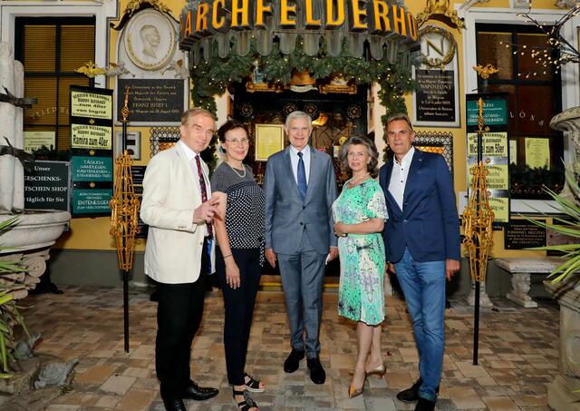 Magic Christian mit Gattin Karin Stelzl, Thomas Schäfer-Elmayer, Christine Zach, Peter Großmann. | Foto: Conny de Beauclair
