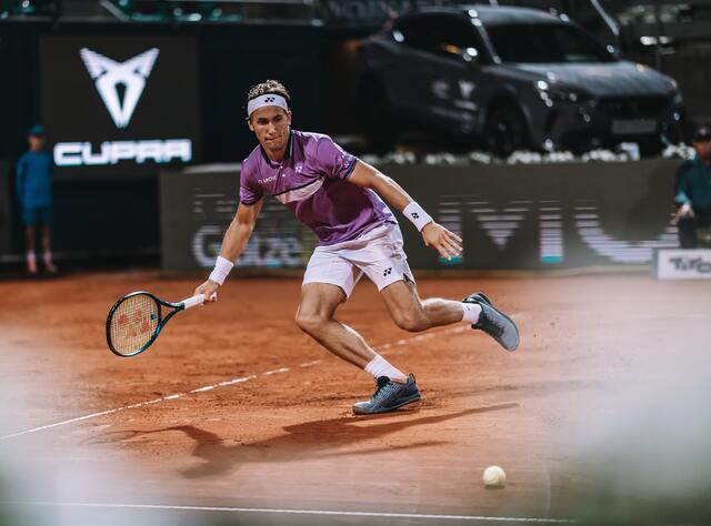 Die Nr. 1. des Turniers, Casper Ruud, setzte sich am Mittwoch in einer Night-Session gegen Mario Vilella Martinez durch. | Foto: A. Scheuber